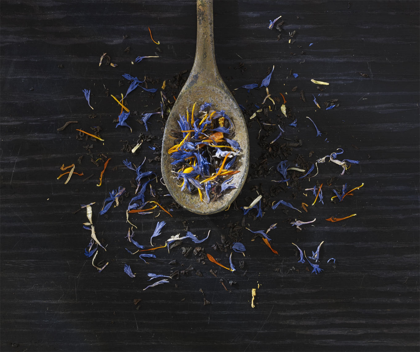 Earl-Grey-tea-leaves-on-spoon